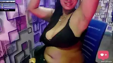 Chubby Bhabhi wearing only Saree Showing her Big Boobs