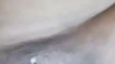 Delhi milf records her nude MMS showing boobs and cunt