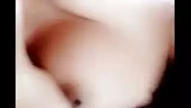 Beautiful naked Desi girl exposes her XXX body parts in home MMS video