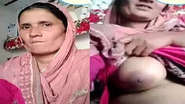 Baglxx - Pakistani Mature Aunty Showing Boob On Cam Viral Clip free hindi pussy fuck